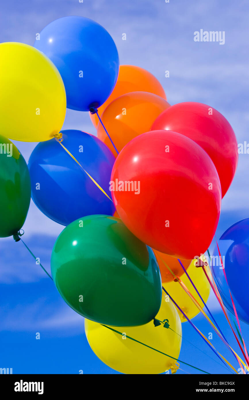 Bunte Luftballons gegen blauen Himmel Stockfoto