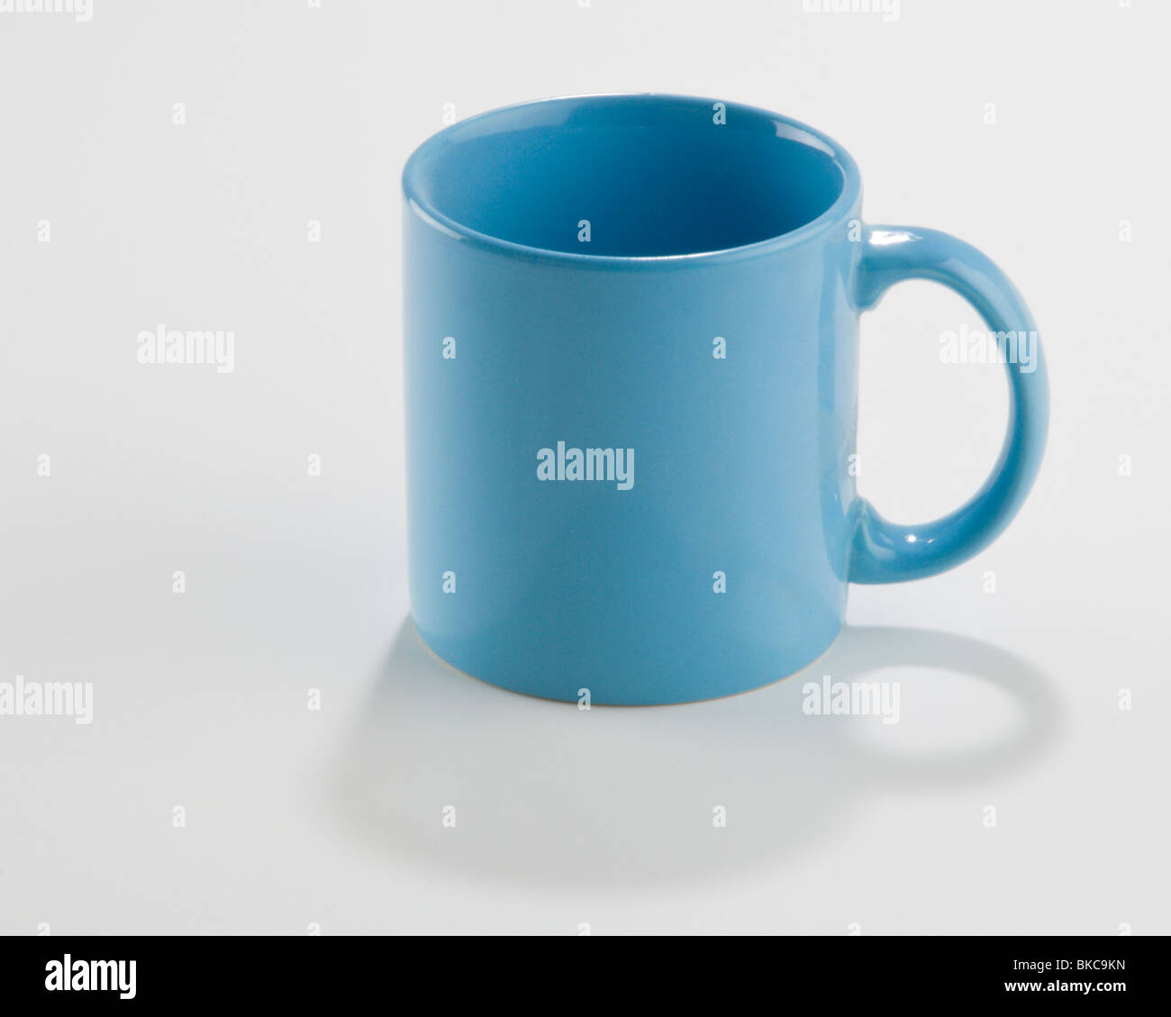 Leer Standard blau Kaffeebecher mit Griff auf der rechten Seite Stockfoto