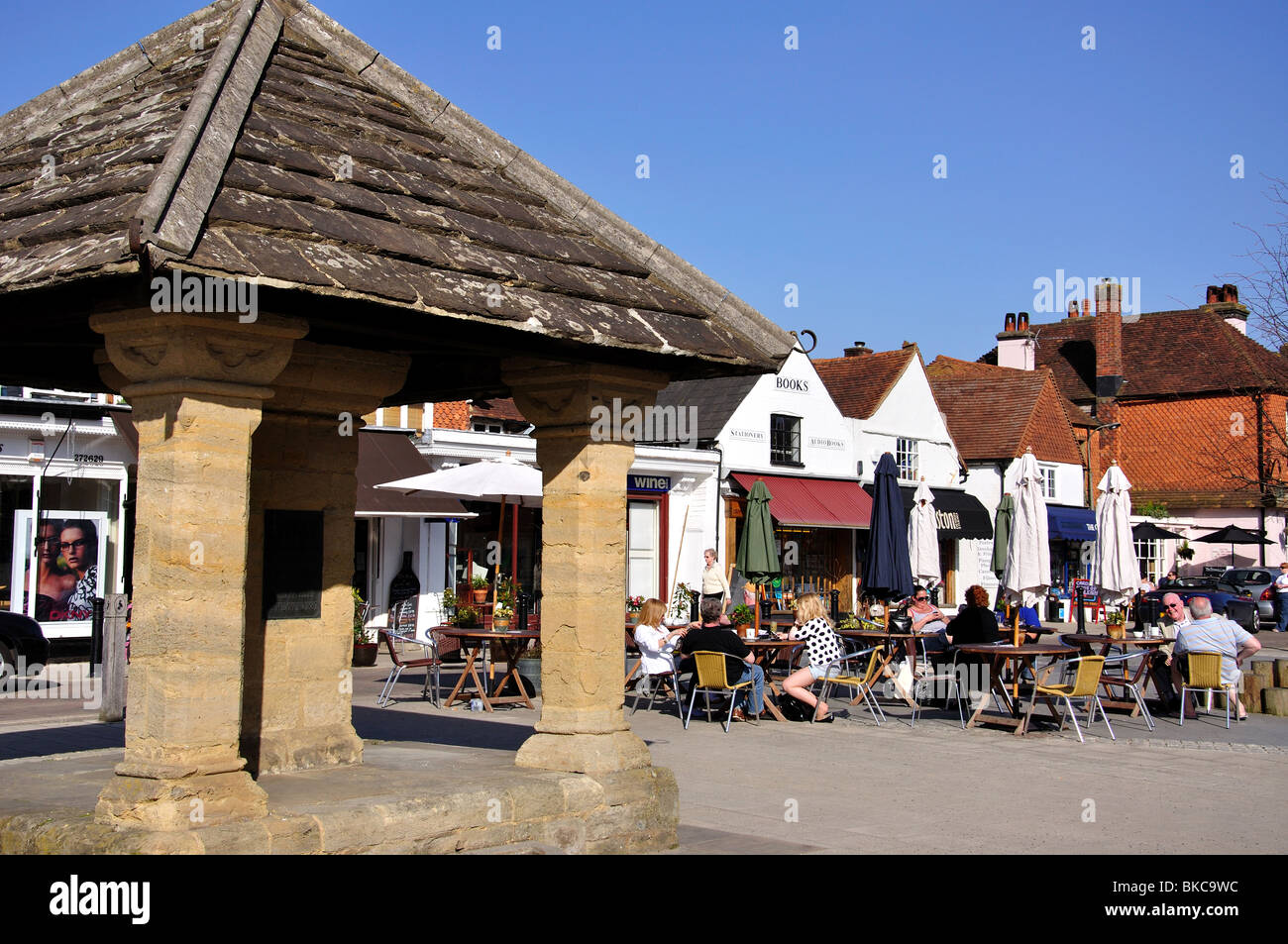 Restaurant im Freien, Fountain Square, Cranleigh, Surrey, England, Vereinigtes Königreich Stockfoto