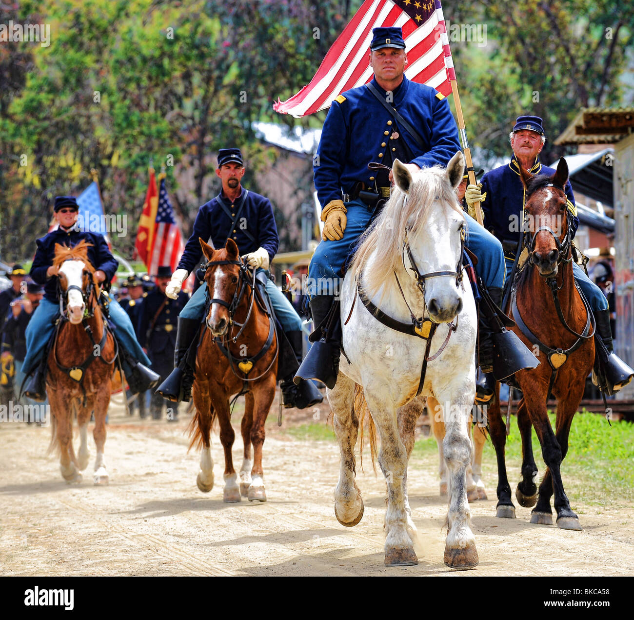 Reiten Reiten in Richtung der Schlacht - Union Kavallerie Soldaten in Richtung noch eine weitere Schlacht im amerikanischen Bürgerkrieg Stockfoto