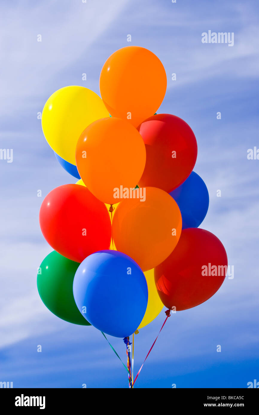 Bunte Luftballons gegen blauen Himmel Stockfoto