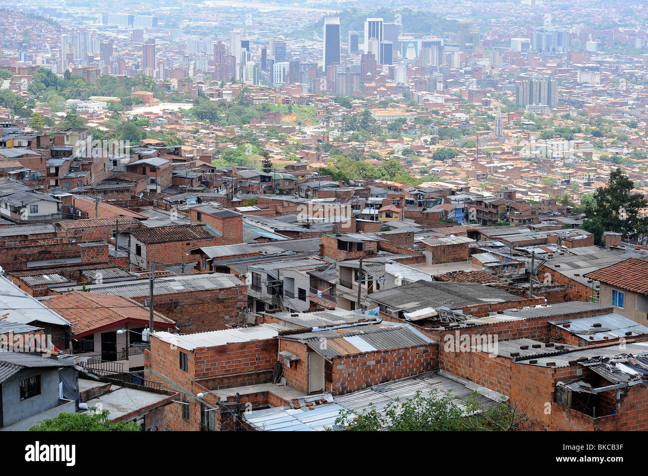 Ansicht der dicht besiedelten Bergdörfer mit Blick auf Hochhäuser und Leben in der Stadt von Medellín. Stockfoto
