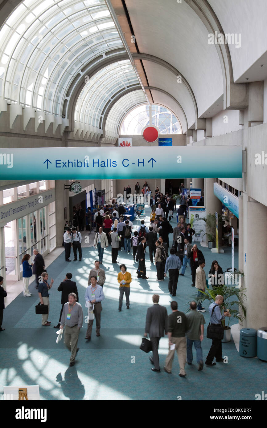 Business-Leute im Chat und Herumlungern im Atrium des San Diego Convention Center Stockfoto