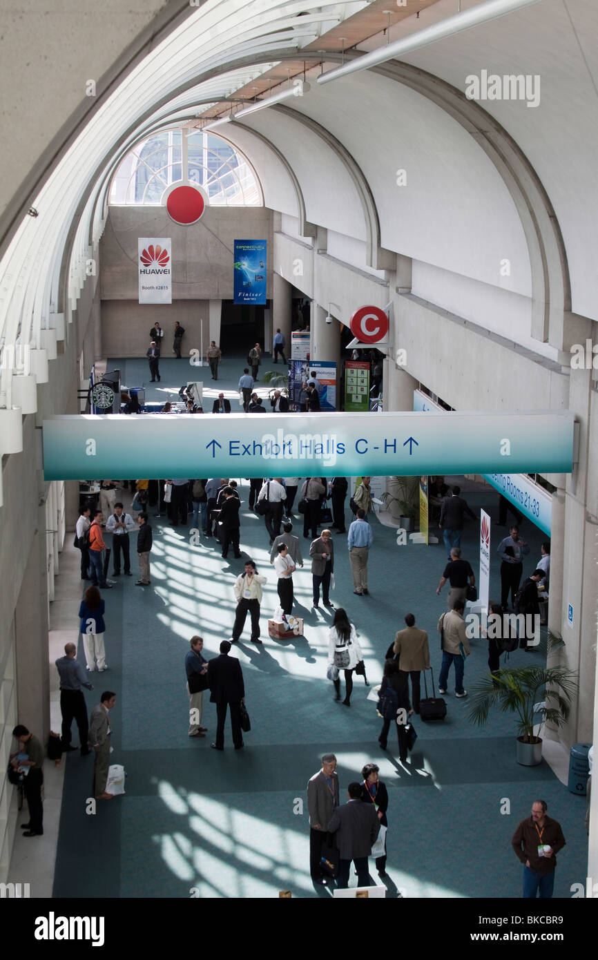 Luftaufnahme von Geschäftsleuten im Atrium-Lobby des San Diego Convention Center Stockfoto