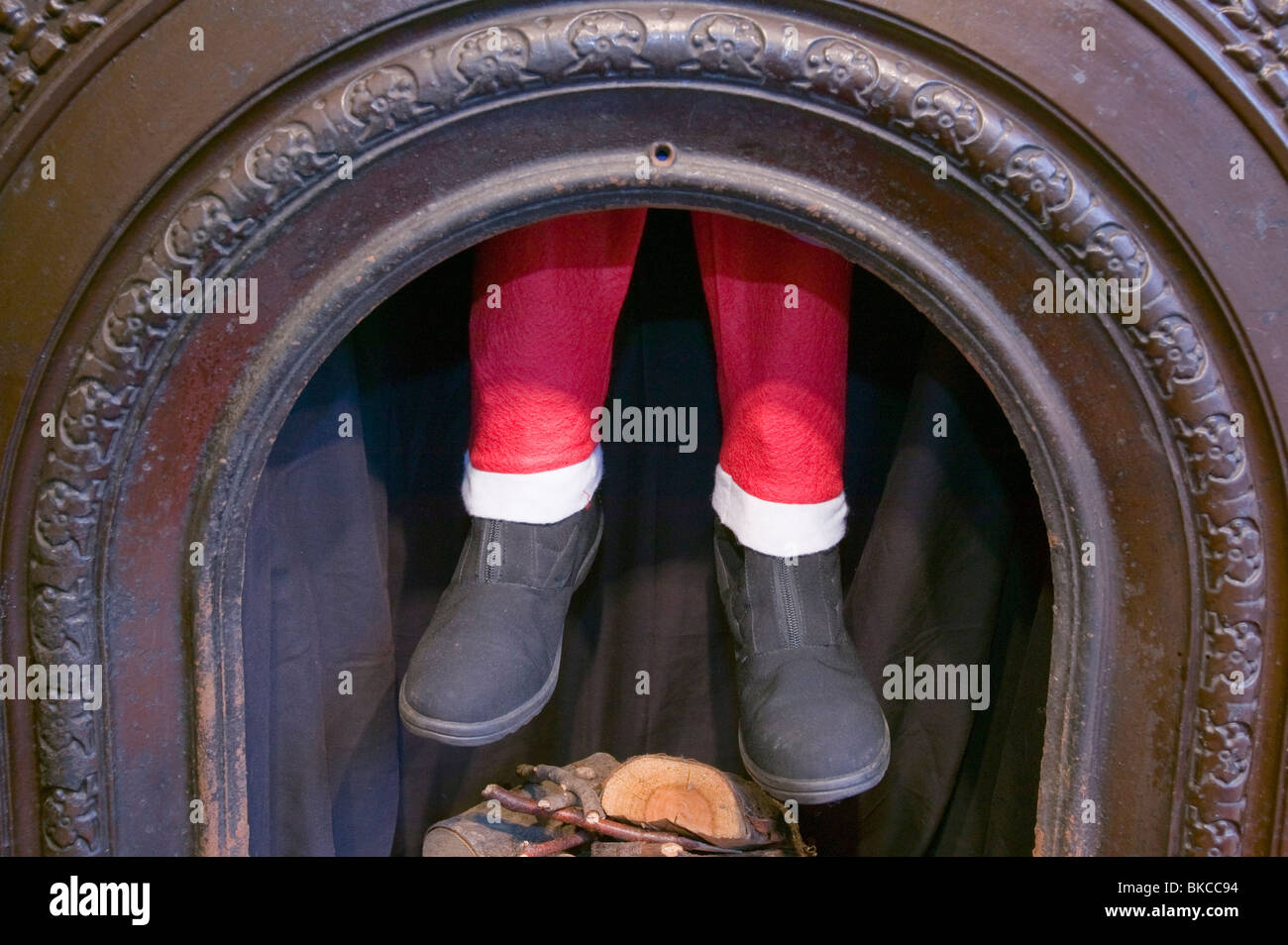 Santa kommt durch den Schornstein Stockfoto