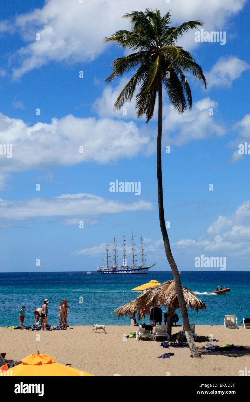 Kreuzfahrtschiff vor Anker auf der Insel Nevis in der Karibik. Stockfoto