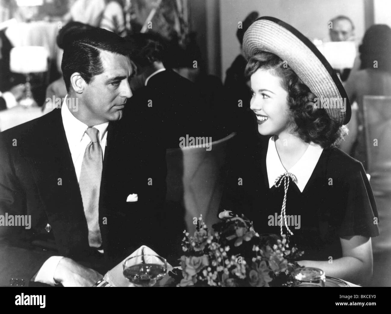 KNIGHT BACHELOR (1947) DER BACHELOR UND DER BOBBYSOXER (ALT) CARY GEWÄHREN, SHIRLEY TEMPLE BACH 002P Stockfoto