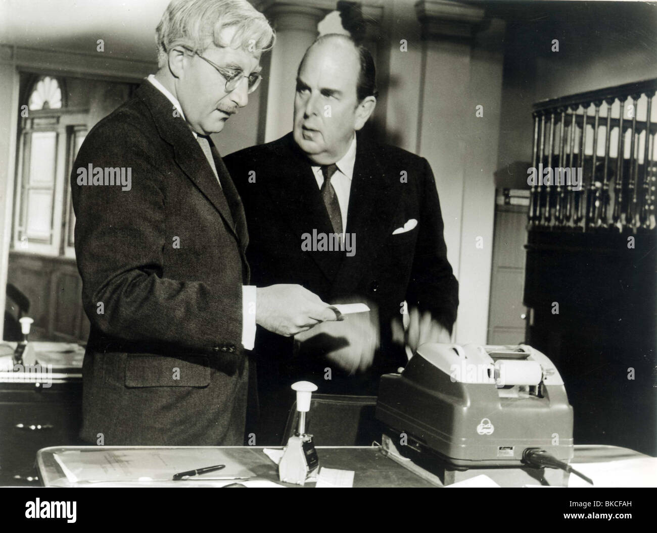 DER KAMPF DER GESCHLECHTER (1960) PETER SELLERS, ROBERT MORLEY FLEDERMÄUSE 002P Stockfoto