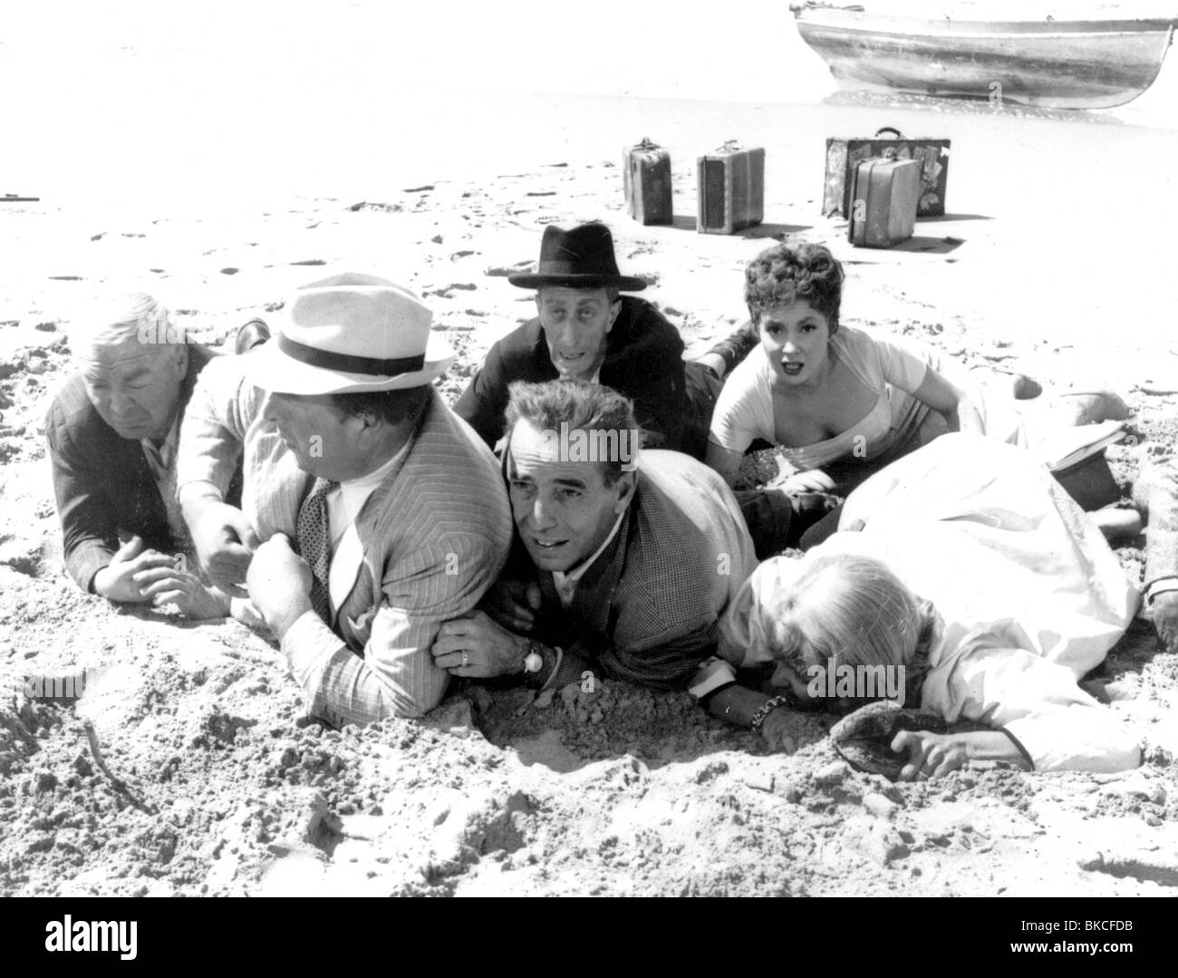 BEAT THE DEVIL (1953), PETER LORRE, ROBERT MORLEY, MARCO TULLI, HUMPHREY BOGART, GINA LOLLOBRIGIDA, JENNIFER JONES BTD 006P Stockfoto