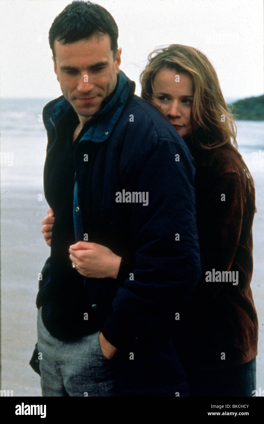 DER BOXER (1997) DANIEL DAY-LEWIS, EMILY WATSON BXER 052 Stockfoto