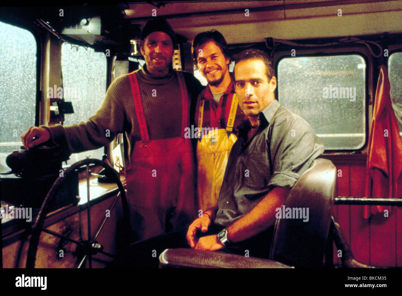 GEORGE CLOONEY O/S DER PERFEKTE STURM (2000) MIT MARK WAHLBERG UND SEBASTIAN JUNGER (AUTOR) GEOG 009 Stockfoto