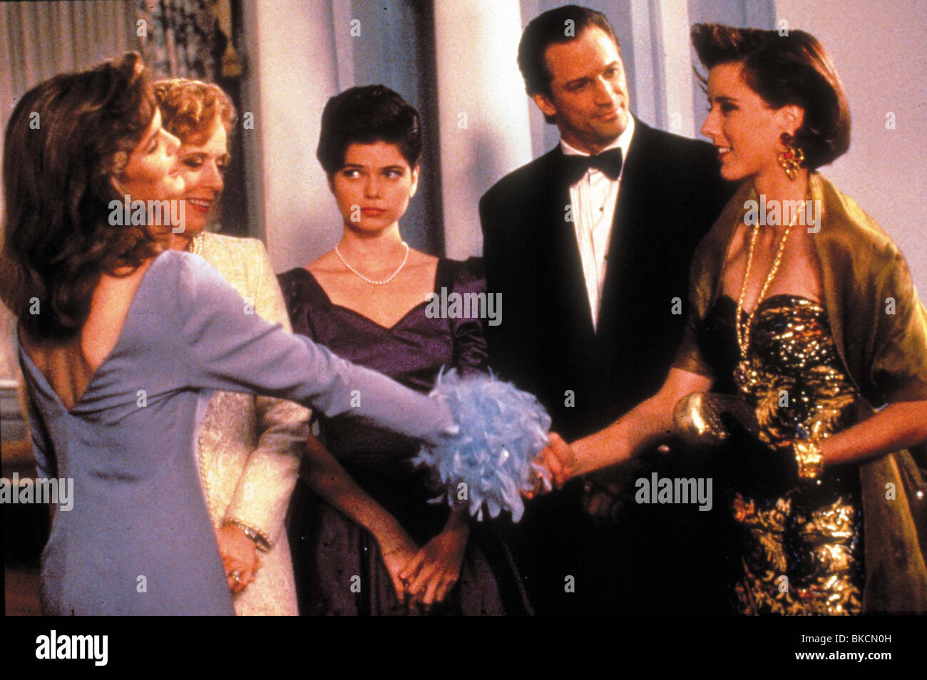 DIE GEFÄLSCHTEN CONTESSA (TVM) (1994) SUSAN WALTERS, HOLLAND TAYLOR, NIKKI DE BOER, DAVID BEECROFT, TEA LEONI CTFC 008 Stockfoto