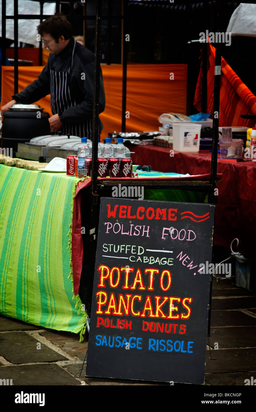 Eine Mitteilung an einer Garküche Markt Verkauf von polnischen Lebensmitteln in Camden Markt Nord-London-UK Stockfoto