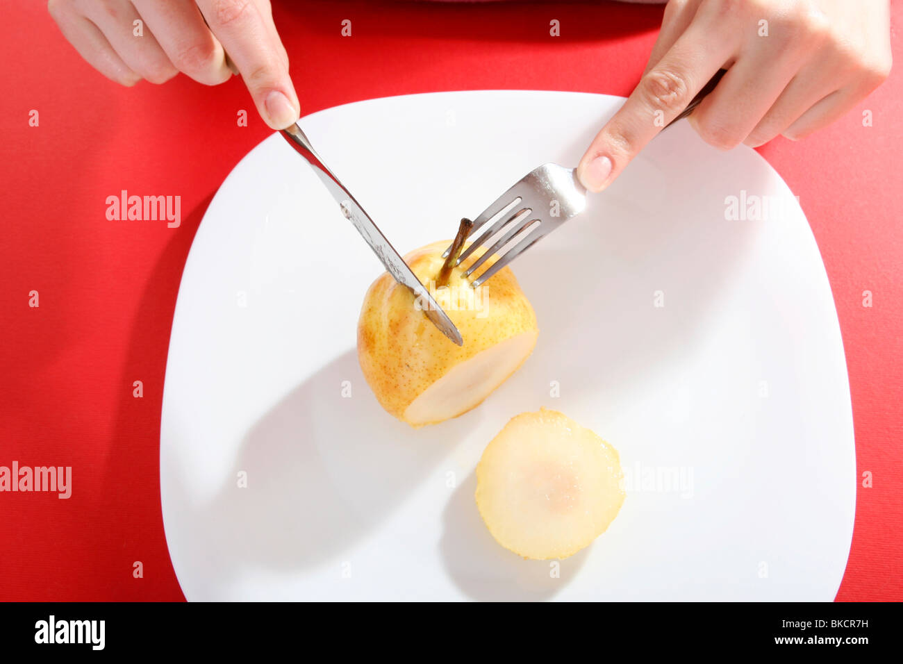 Essen eine leckere gelbe Birne. Stockfoto