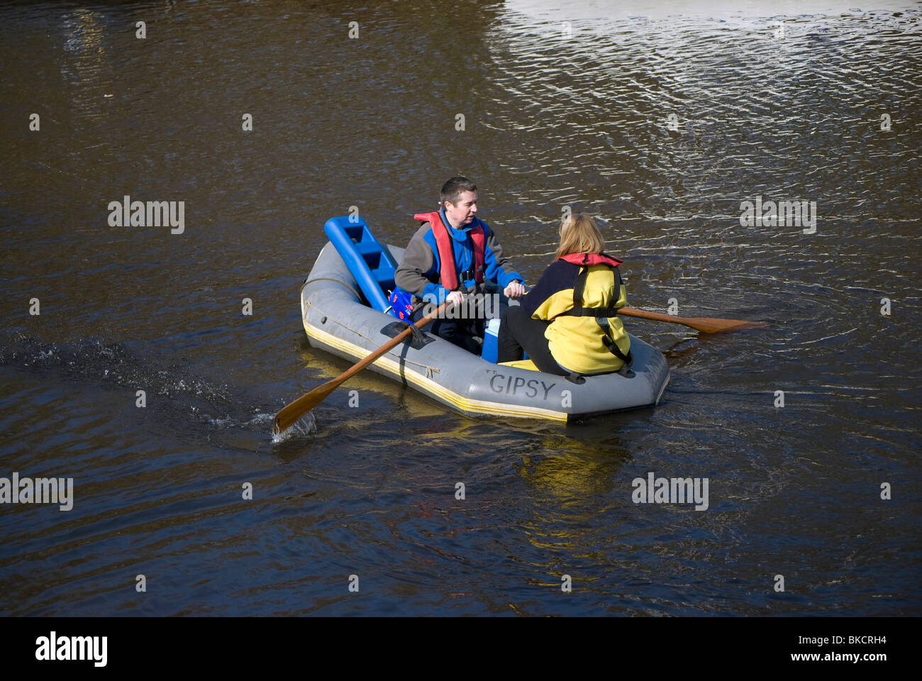 Zwei Personen in einem Latex schmuddelig an der Mündung des Flusses Almond an Cramond, Edinburgh, Schottland. Stockfoto