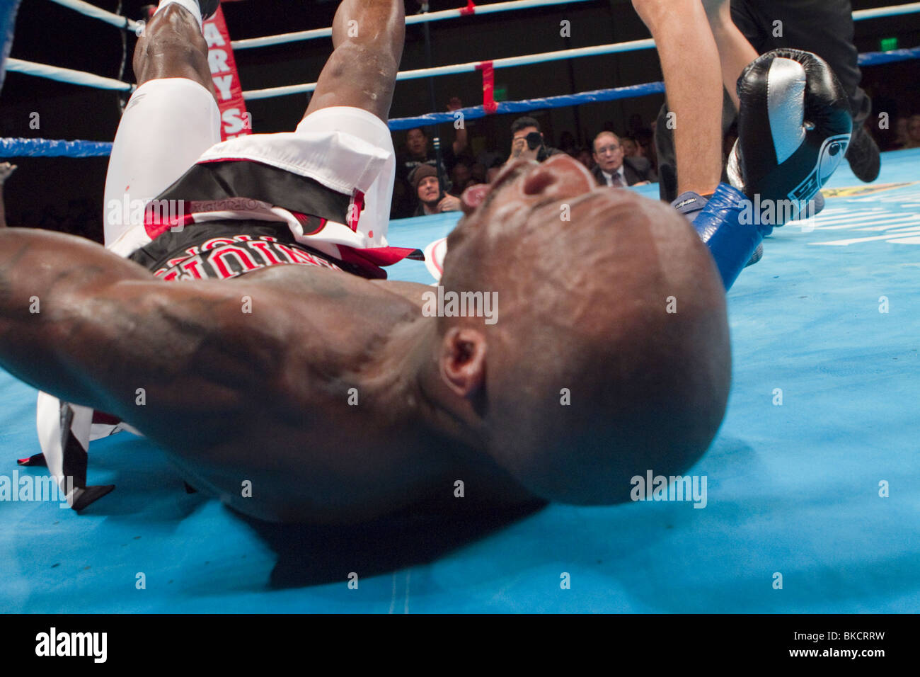 Boxer DeMarcus Corley klopfte heraus von Freddy Hernandez Stockfoto