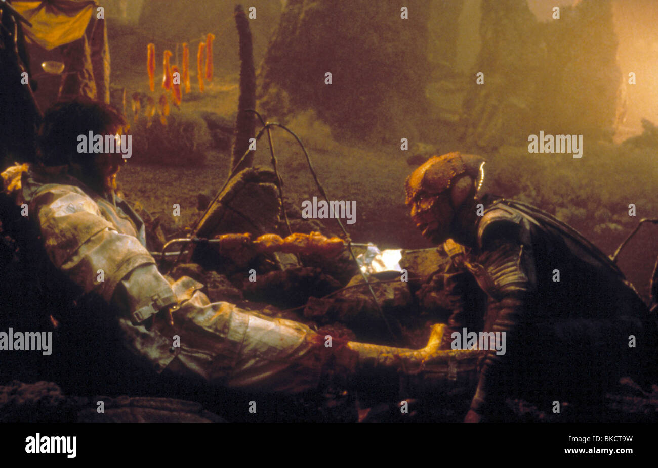 FEINDLICHE MINE (1985) DENNIS QUAID, LOUIS GOSSETT JR. ENM 002 Stockfoto