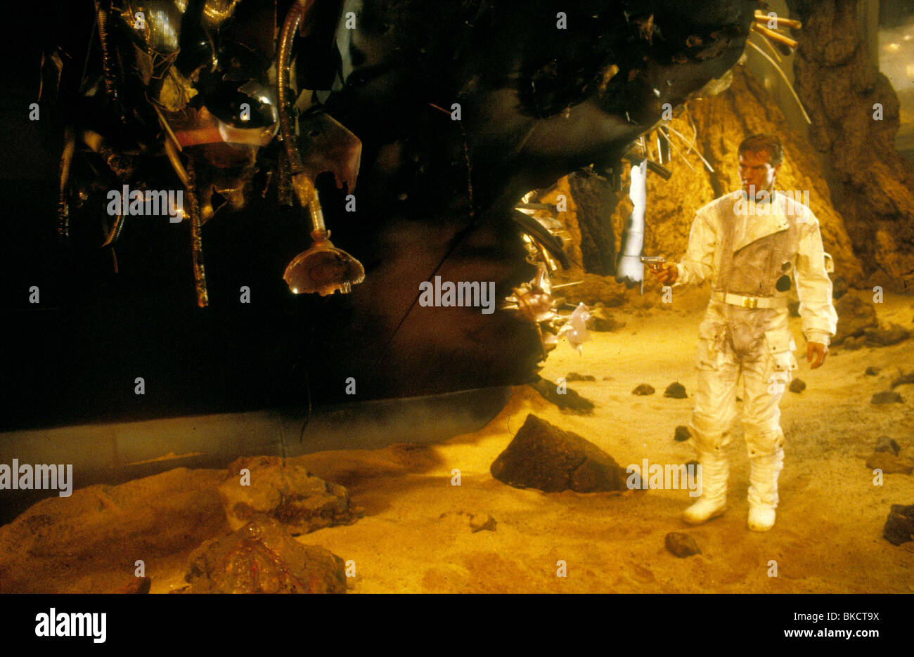 ENEMY MINE-1985 DENNIS QUAID Stockfoto