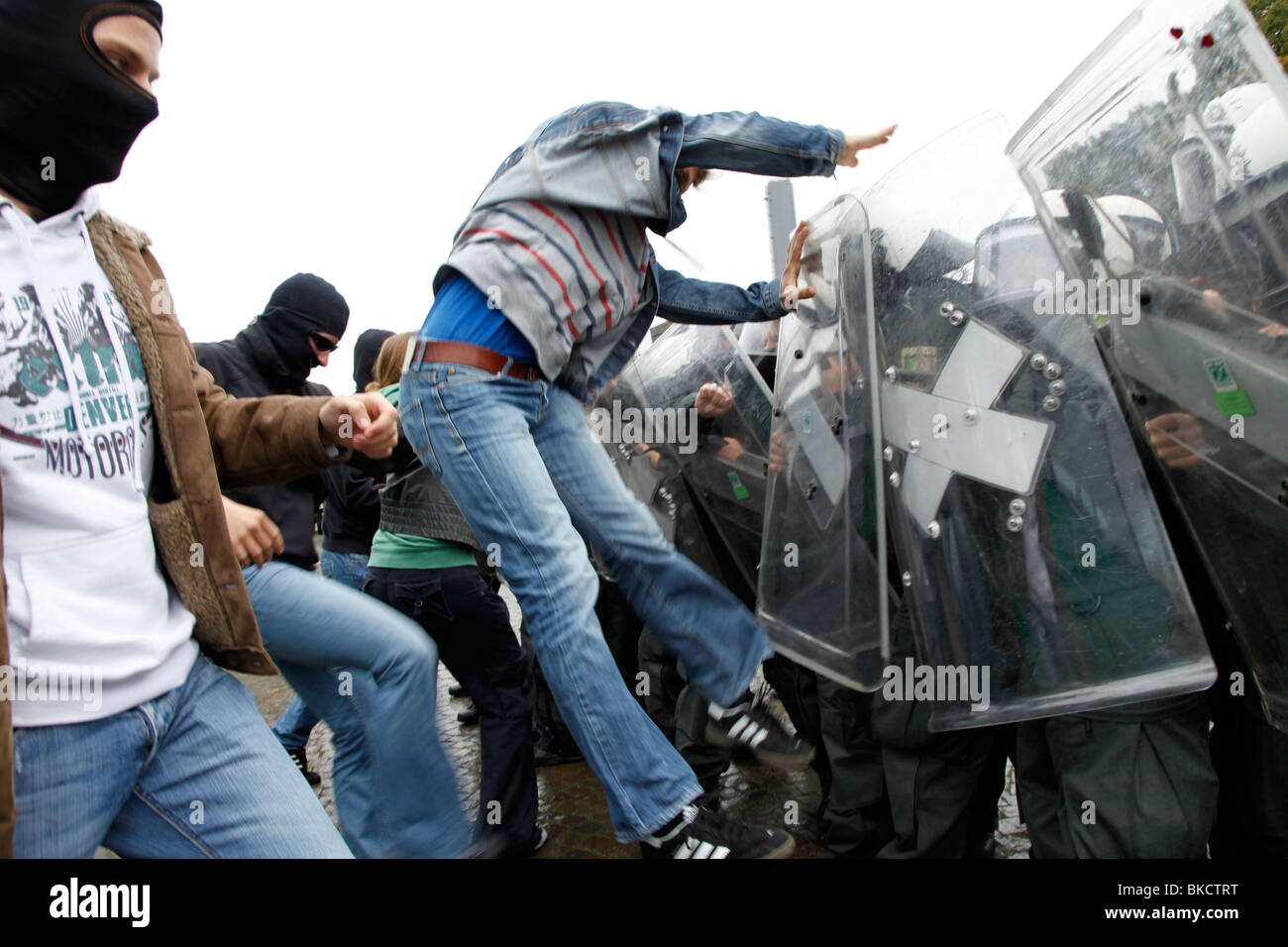 Gewalt gegen Polizeibeamte. Ausübung der Anti Riot-Polizei-Einheit. Gewalttätigen Demonstranten Angriffe Polizeikräfte. Stockfoto