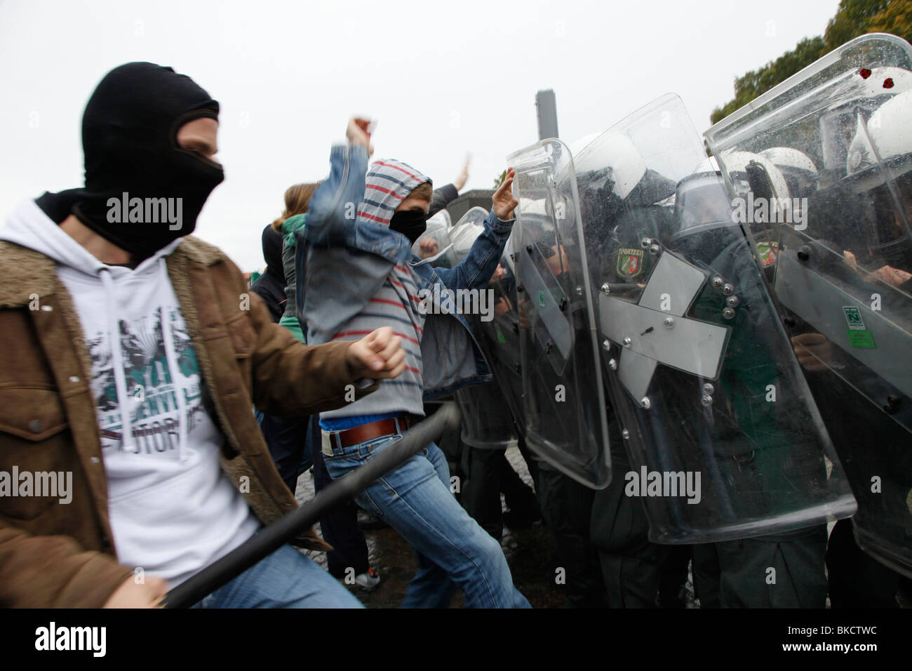 Gewalt gegen Polizeibeamte. Ausübung der Anti Riot-Polizei-Einheit. Gewalttätigen Demonstranten Angriffe Polizeikräfte. Stockfoto