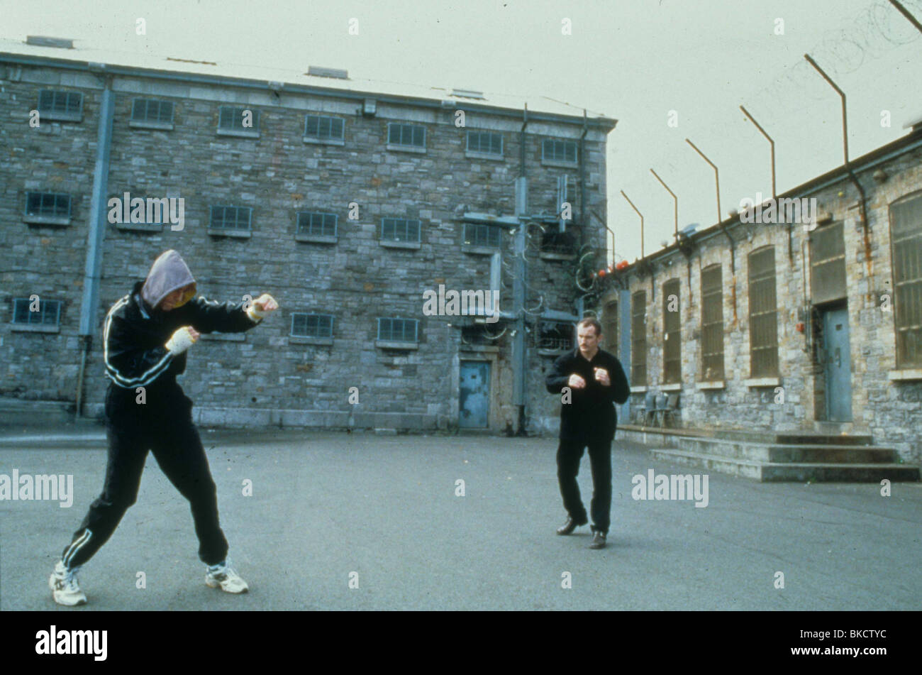 DREHARBEITEN PRODUKTION (ALT) HINTER DEN KULISSEN (ALT)-STANDORT (ALT) AUF FESTGELEGT (ALT) O/S "DIE BOXER" (1997) MIT DANIEL DAY-LEWIS, Stockfoto