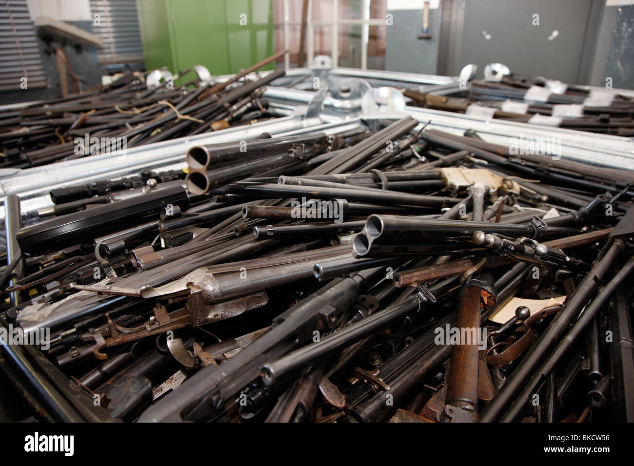 illegale und legale Waffen und Munition. Die Waffen sind, sammeln und an die LZPD in Deutschland zerstört Stockfoto