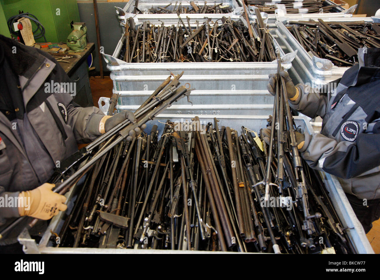illegale und legale Waffen und Munition. Die Waffen sind, sammeln und an die LZPD in Deutschland zerstört Stockfoto illegale und legale Waffen und Munition. Die Waffen sind, sammeln und an die LZPD in Deutschland zerstört Stockfoto