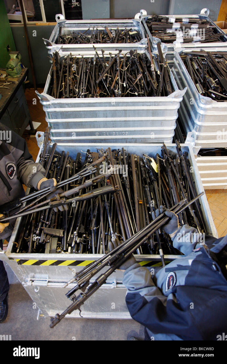 illegale und legale Waffen und Munition. Die Waffen sind, sammeln und an die LZPD in Deutschland zerstört Stockfoto illegale und legale Waffen und Munition. Die Waffen sind, sammeln und an die LZPD in Deutschland zerstört Stockfoto