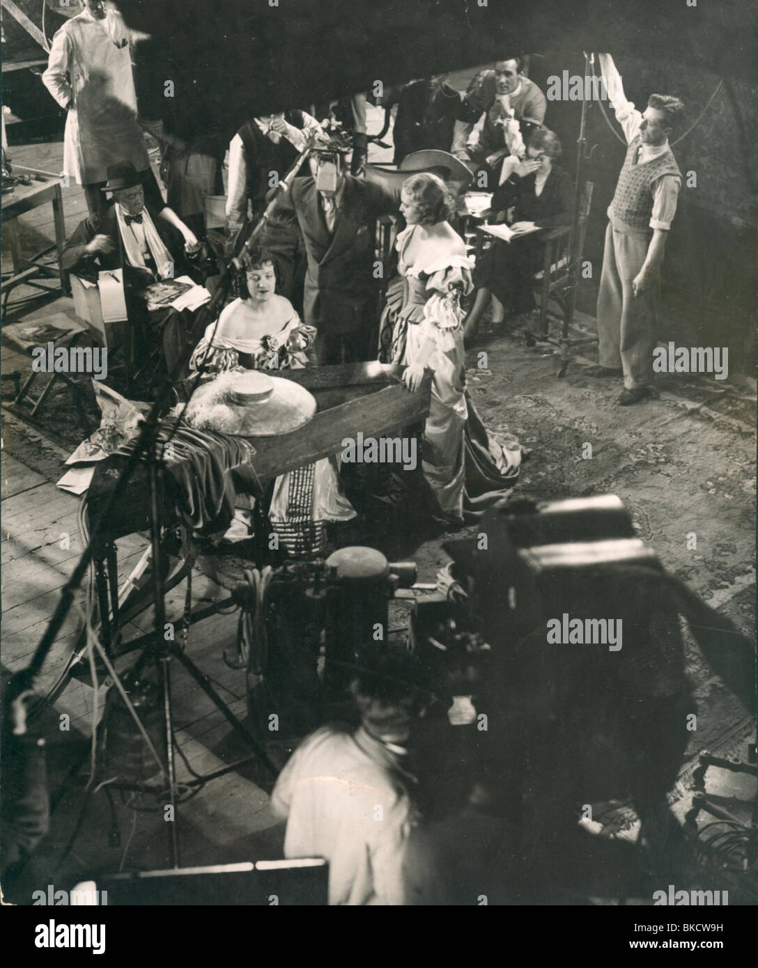 DREHORT PRODUKTION (ALT) (ALT) HINTER DEN KULISSEN (ALT) AM SET (ALT) O/S "LIEBE, LEBEN UND LACHEN" (1934) MIT GRACIE Stockfoto DREHORT PRODUKTION (ALT) (ALT) HINTER DEN KULISSEN (ALT) AM SET (ALT) O/S "LIEBE, LEBEN UND LACHEN" (1934) MIT GRACIE Stockfoto