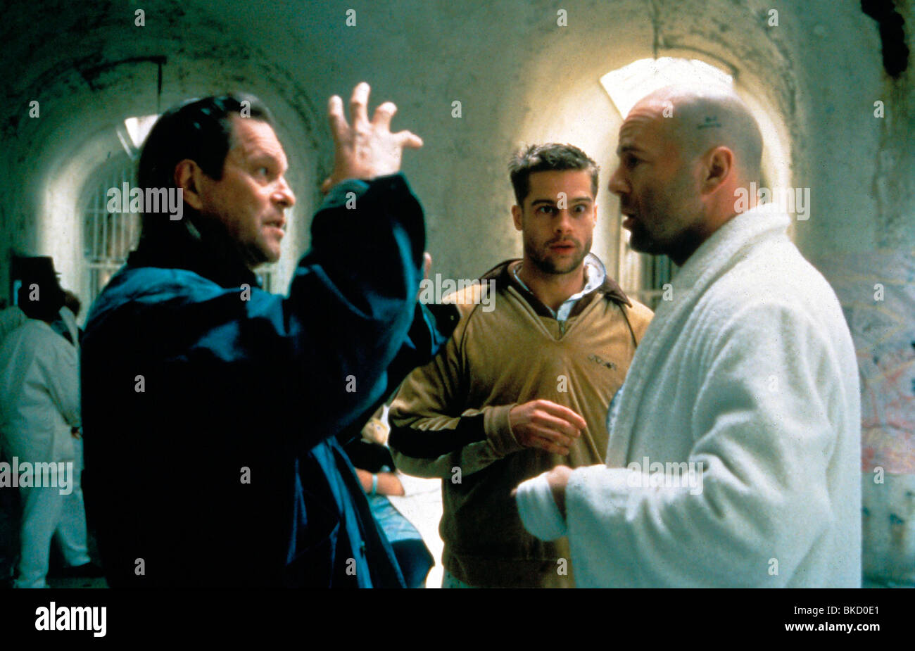 TERRY GILLIAM (DIR) O/S "TWELVE MONKEYS" (1995) BRAD PITT, BRUCE WILLIS TYGM 002 Stockfoto