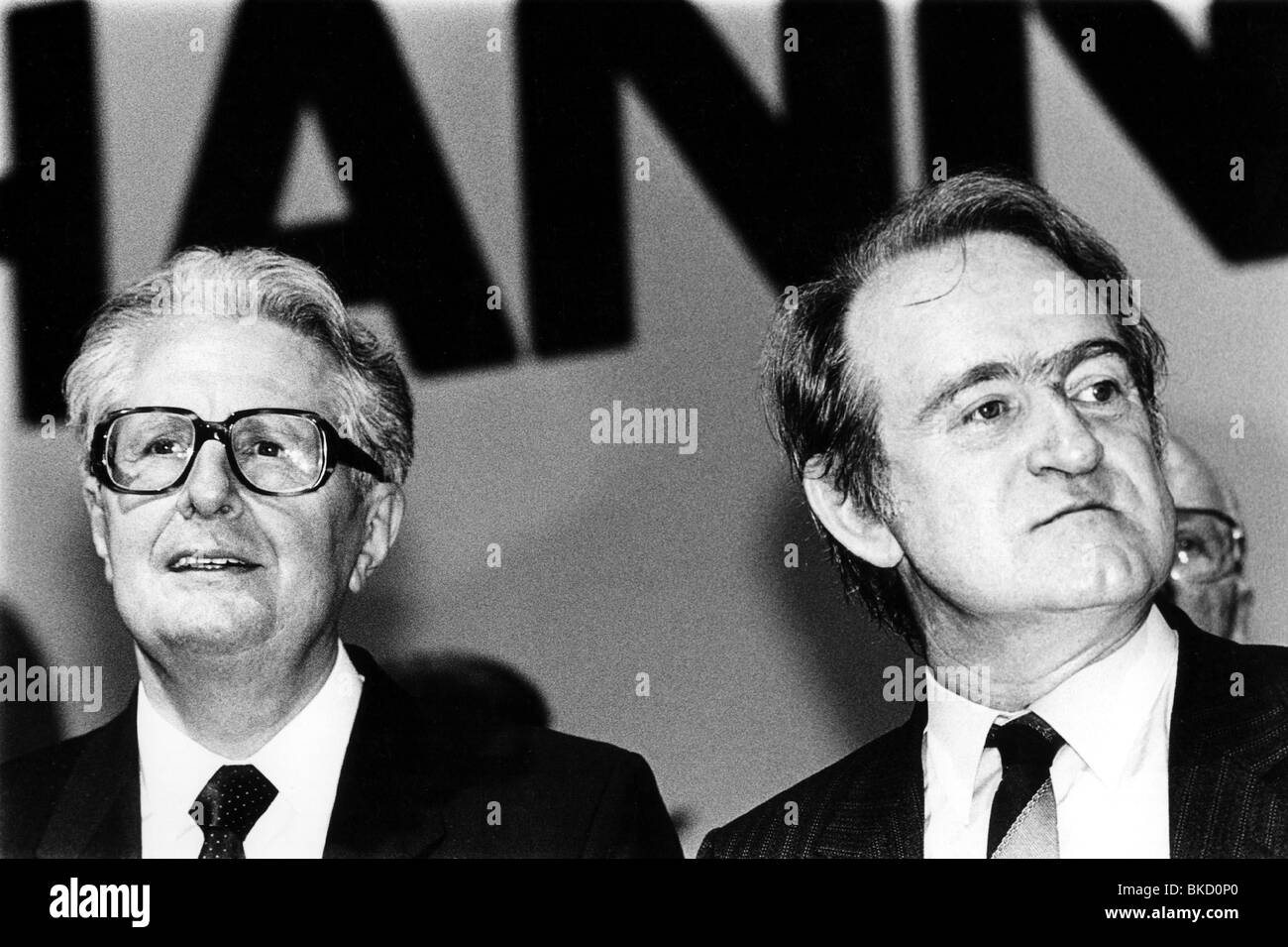 Rau, Johannes, 16.1.1931 - 27.1.2006, deutscher Politiker (SPD), Porträt, mit Hans Jochen Vogel, während einer Parteitagung der nordrhein-westfälischen SPD, Dortmund, Deutschland, 13.4.1985, Stockfoto