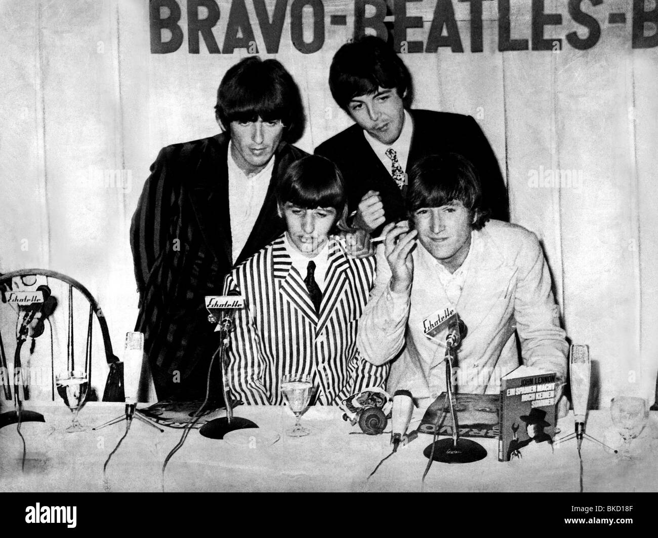 Beatles, 1960 - 1970, britische Rockband, Paul McCartney, John Lennon Ringo Starr und George Harrison, Pressekonferenz, "Bravo Blitz Tour", München, 14.9.1966, Stockfoto