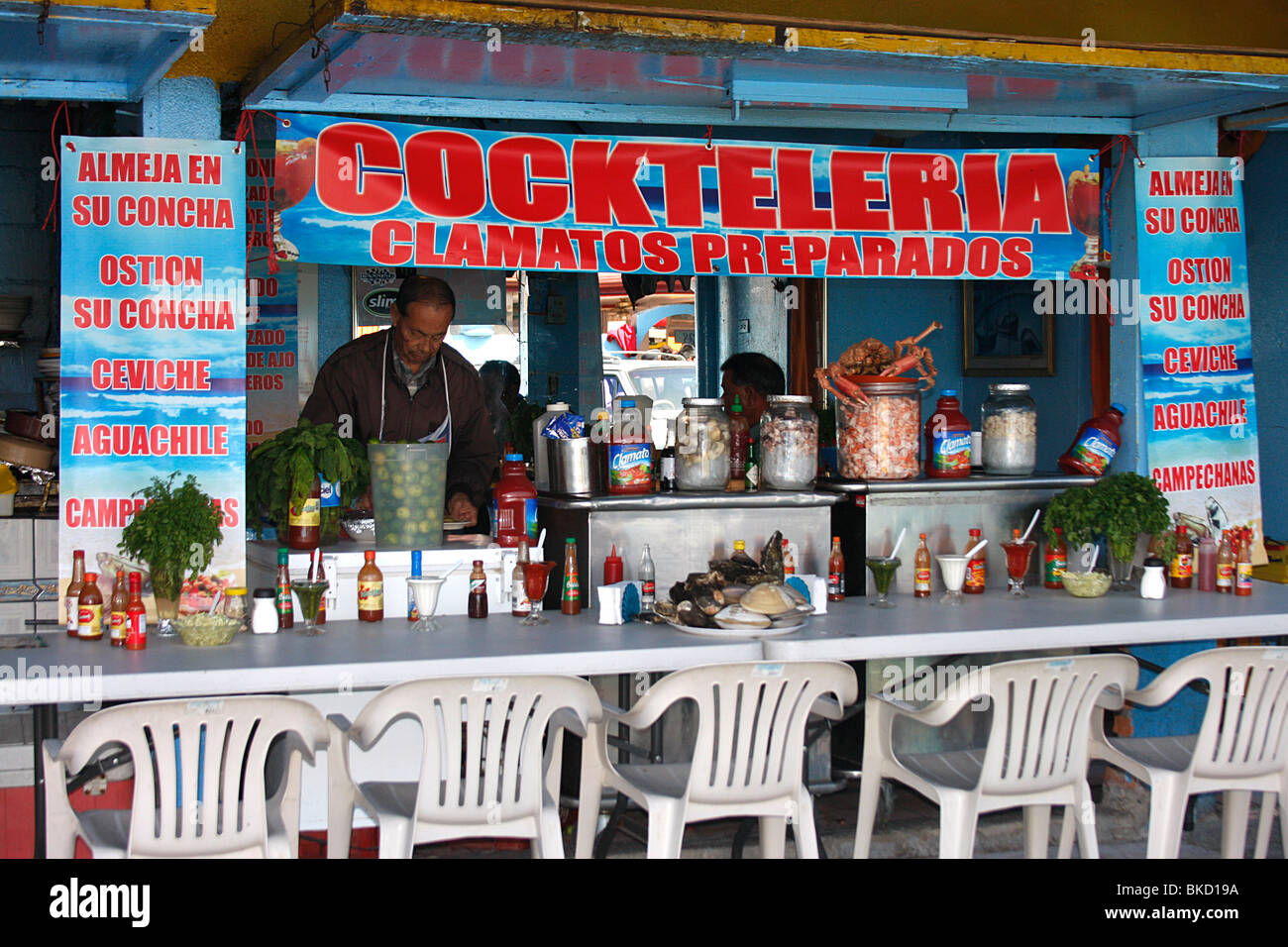 Schalentiere-Bar auf dem lokalen Fischmarkt in Ensenada, Mexiko, bekannt für seine täglich frischen Produkten. Stockfoto