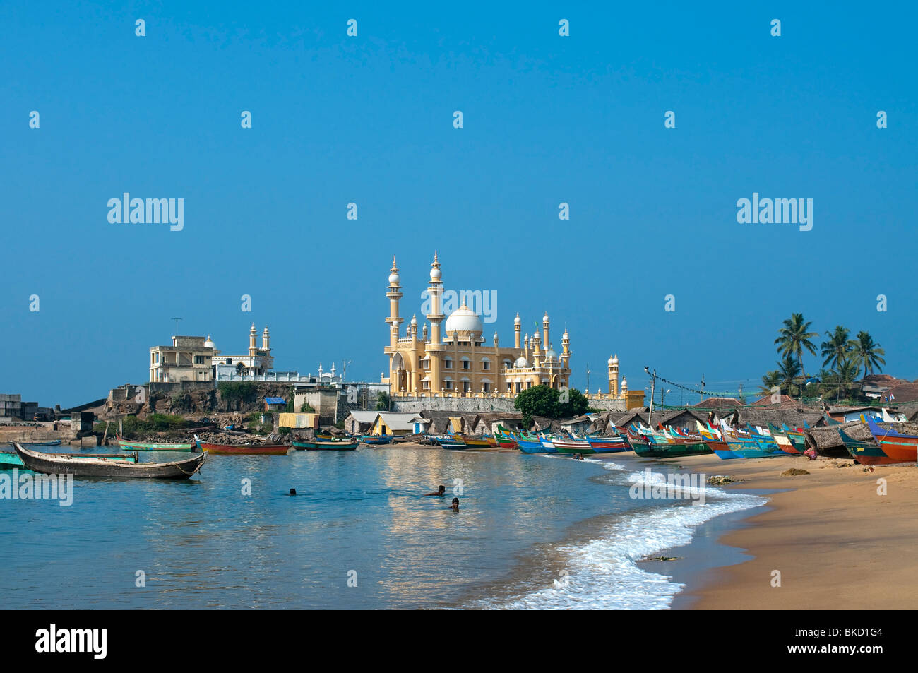 Moschee und Angelboote/Fischerboote auf Vizhinjam Angeln Hafenstrand, Kerala, Indien Stockfoto