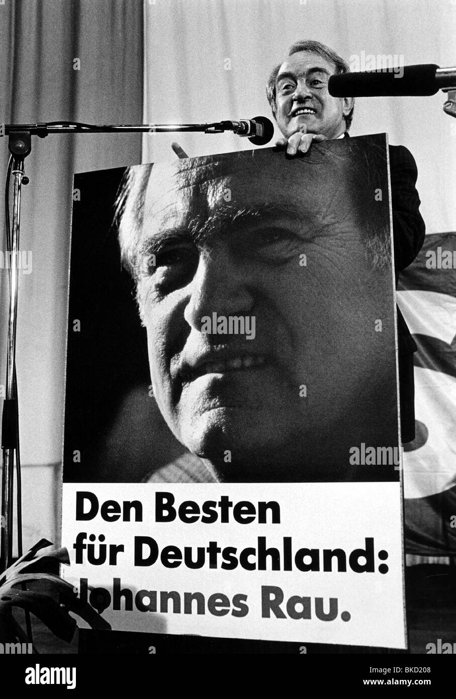 Rau, Johannes, 16.1.1931 - 27.1.2006, deutscher Politiker (SPD), hinter einem Plakat, im Wahlkampf, Rede in München, 11.11.1986, Stockfoto