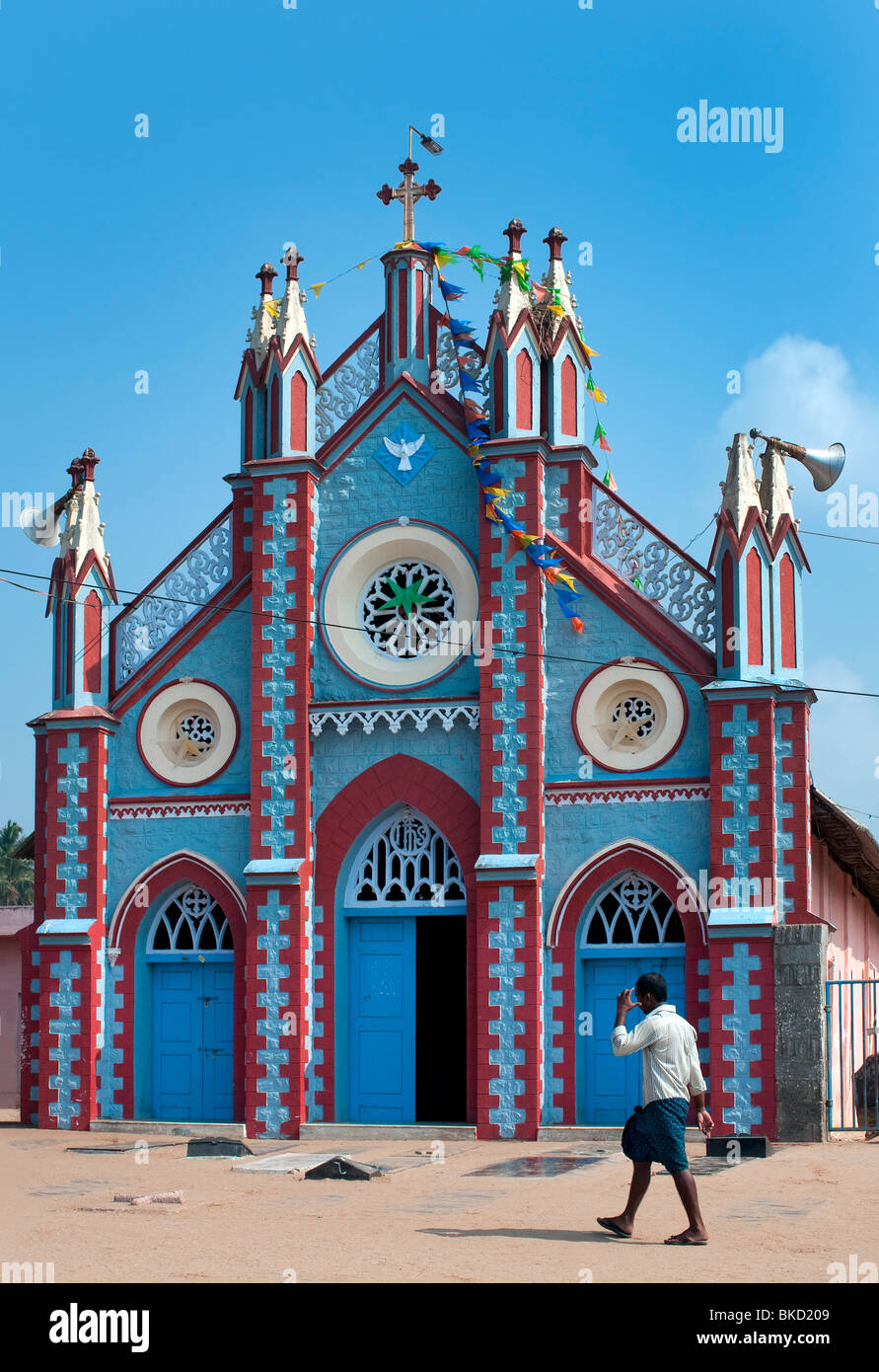 Lokale, vorbei an der Kirche an Vizhinjam Angeln Hafenstrand, Kerala, Indien Stockfoto