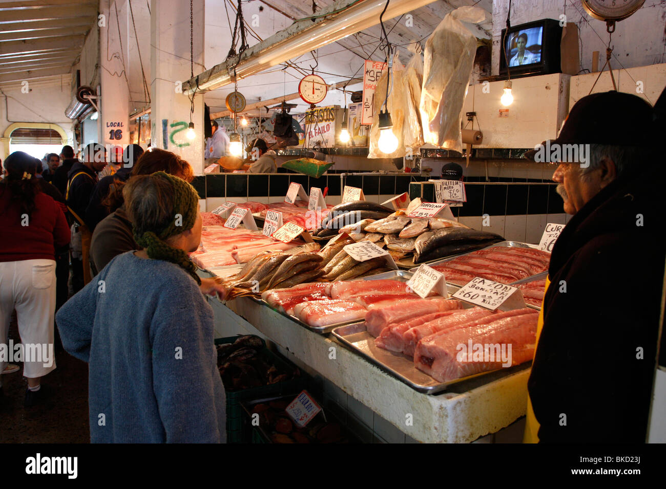 Touristen und einheimische kaufen frischen Fisch auf dem berühmten täglichen Fischmarkt in Ensenads, Mexiko. Stockfoto