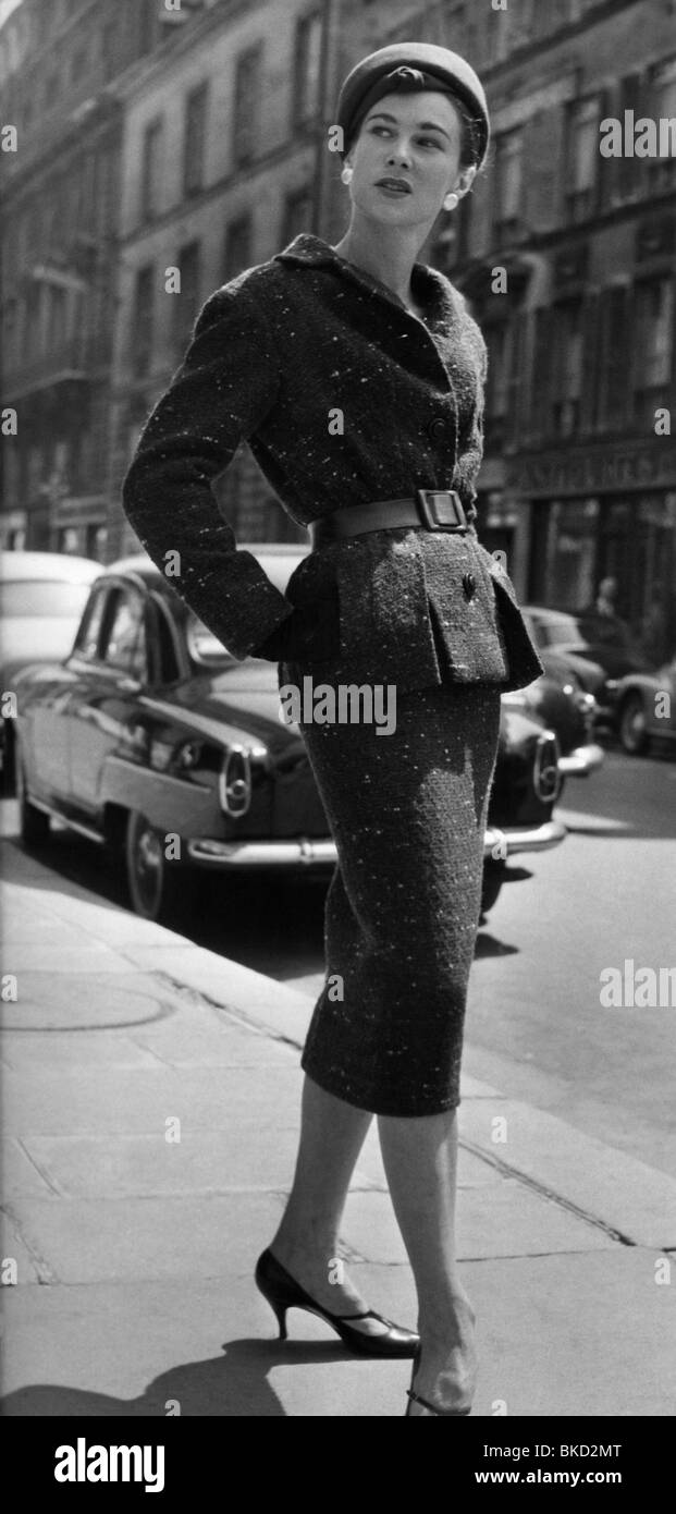 Mode, 1950er Jahre, Damenmode, Frau mit Wollanzug mit Weste, Kappe und Pumpen, volle Länge, stehend auf einem Bürgersteig in Paris, Sommer 1957, Stockfoto