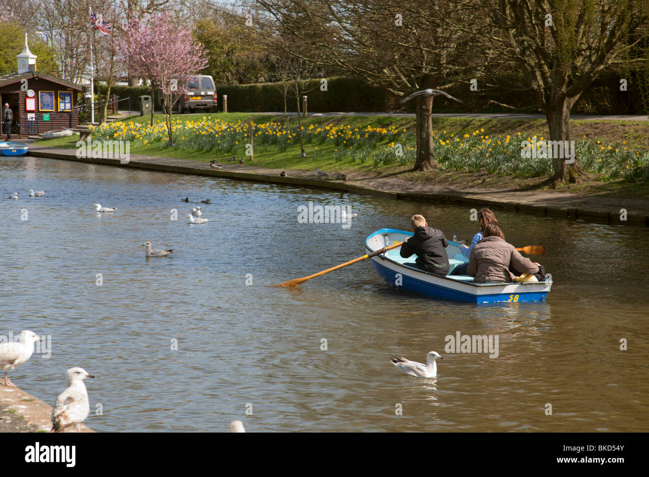 Drei Kinder im Ruderboot am Royal Military Canal Hythe Kent Stockfoto