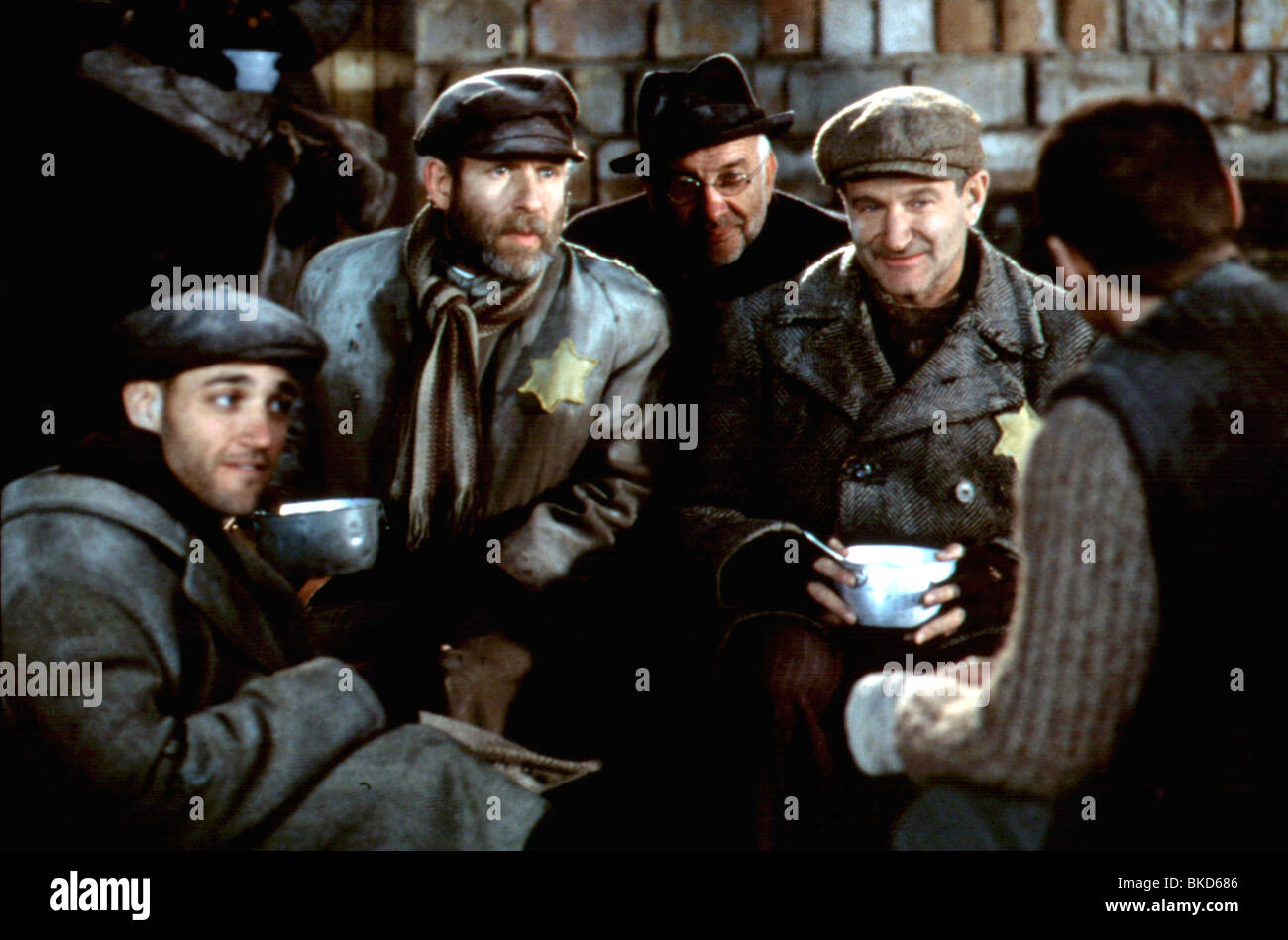 JAKOB DER LÜGNER (1999) MATHIEU KASSOVITZ, BOB BALABAN, ARMIN MUELLER-STAHL, ROBIN WILLIAMS JKBL 011 Stockfoto