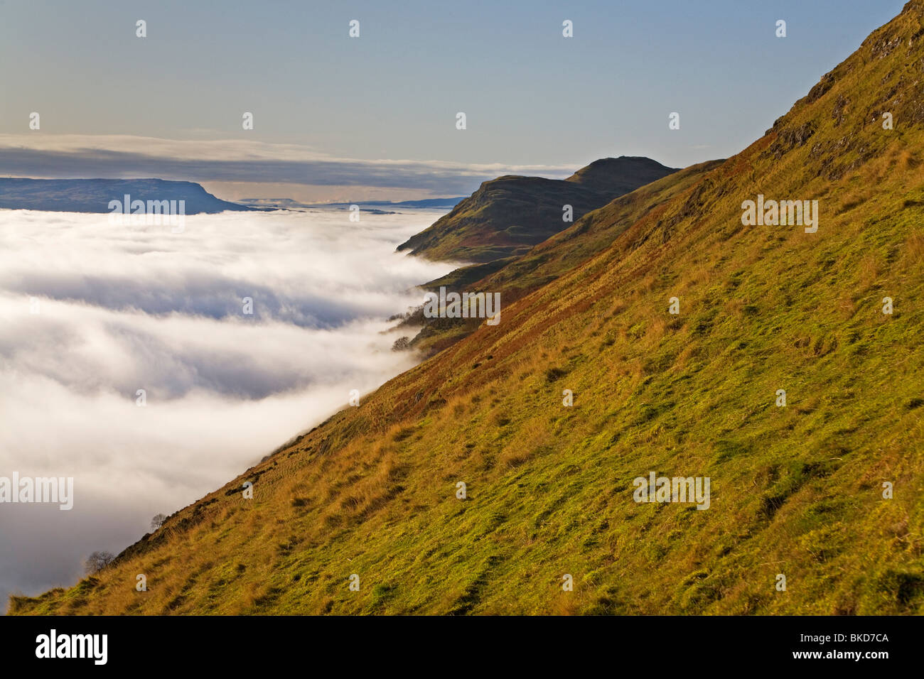 Craig Leith von Alva, Klettern, über dem Nebel Stockfoto