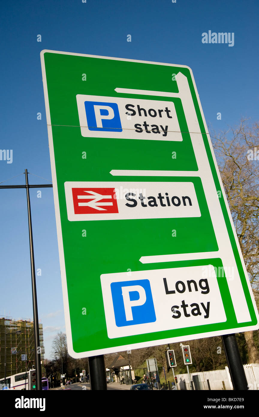 Auto Park und dem Bahnhof unterschreibt in England. Stockfoto