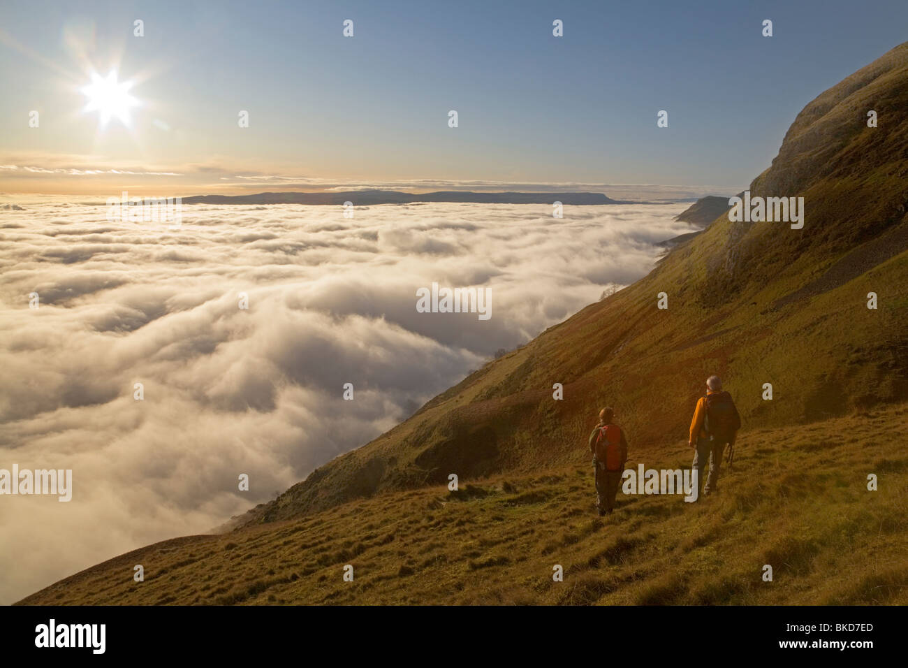 Craig Leith von Alva, Klettern, über dem Nebel Stockfoto