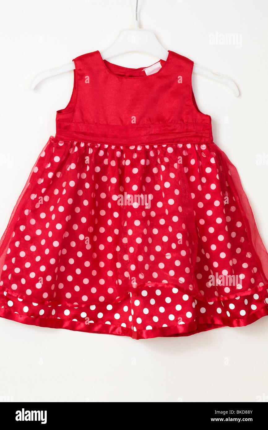 Kleinkindes hübschen roten Kleid mit weißen Flecken aufhängen Stockfoto