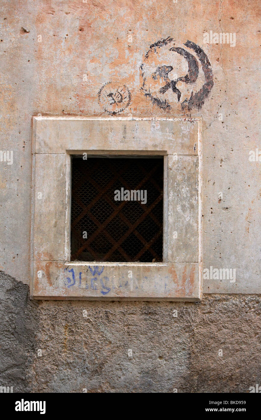 Ein Hammer und Sichel auf eine Wand in Ofena, Abruzzen Italien gemalt Stockfoto