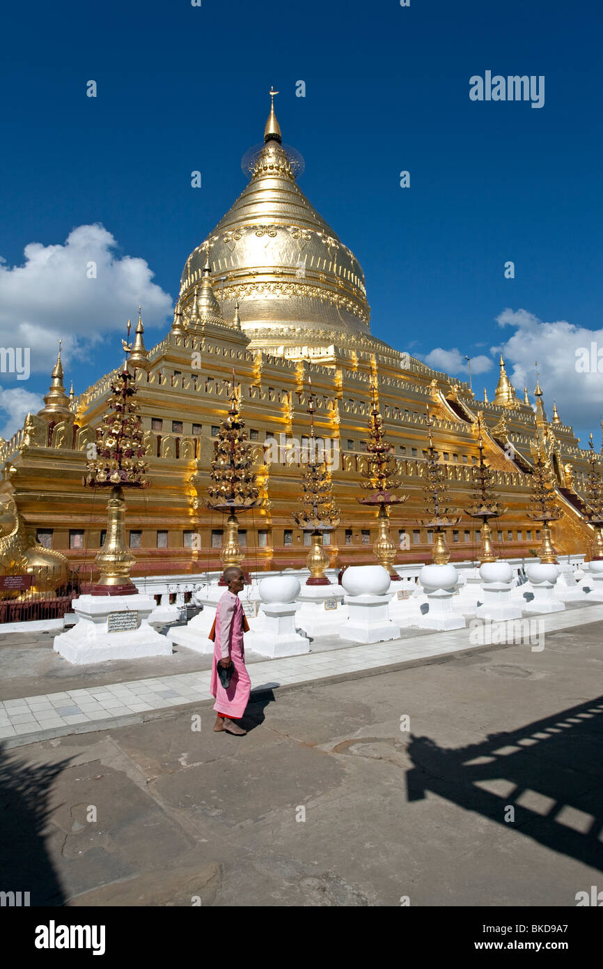 Buddhistische Nonne. Shwezigon Pagode. Bagan. Myanmar Stockfoto