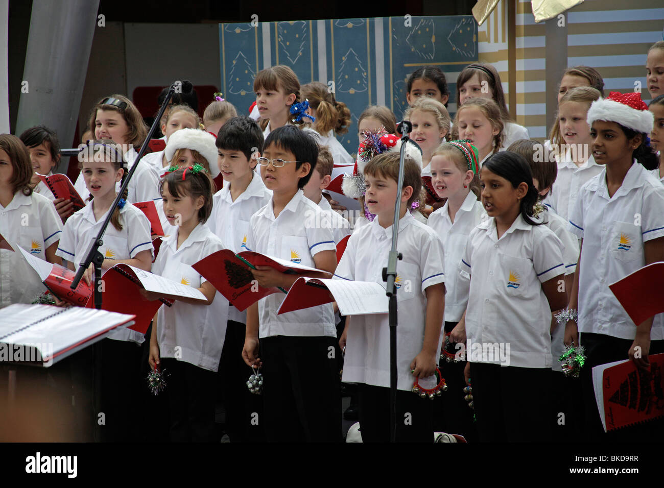 Multikulturellen Kinderchor singen von Weihnachtsliedern in Brisbane, Queensland, Australien Stockfoto