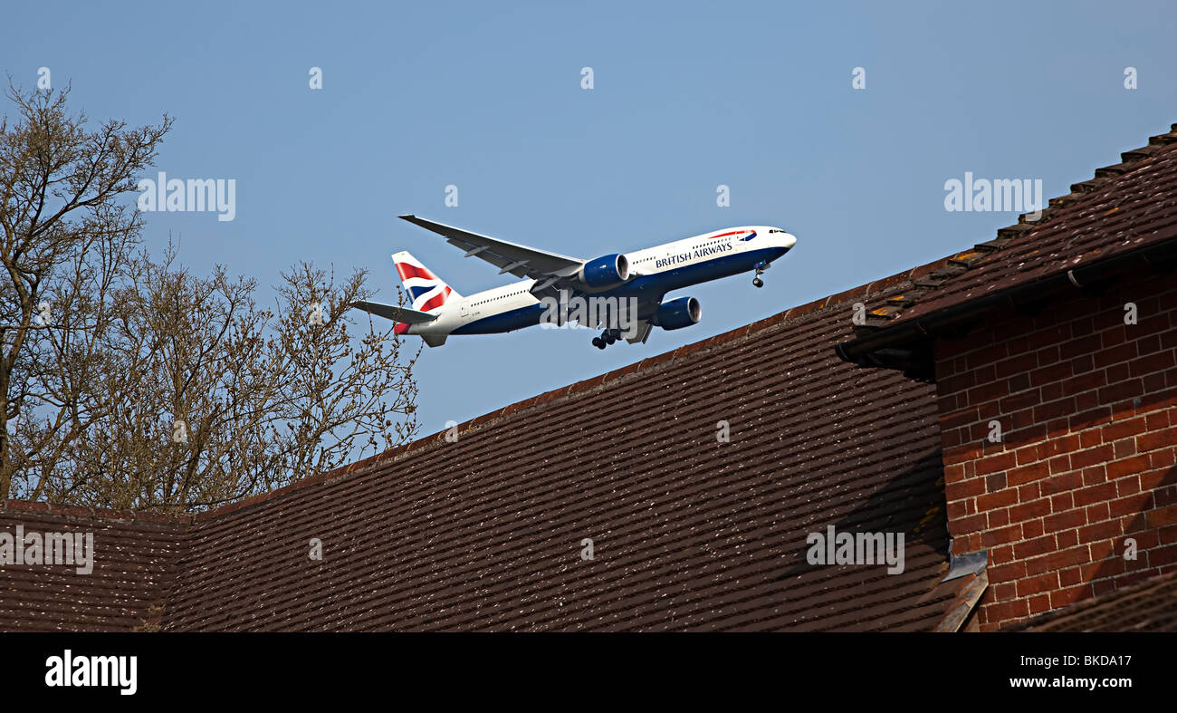 British Airways Flugzeug fliegt über auf dem Dach landet auf dem Flughafen Gatwick London England UK Stockfoto