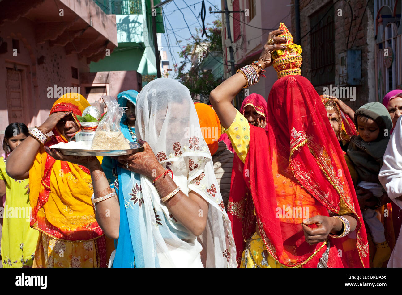Familie Parade vor der Trauung. Pushkar. Rajasthan. Indien Stockfoto