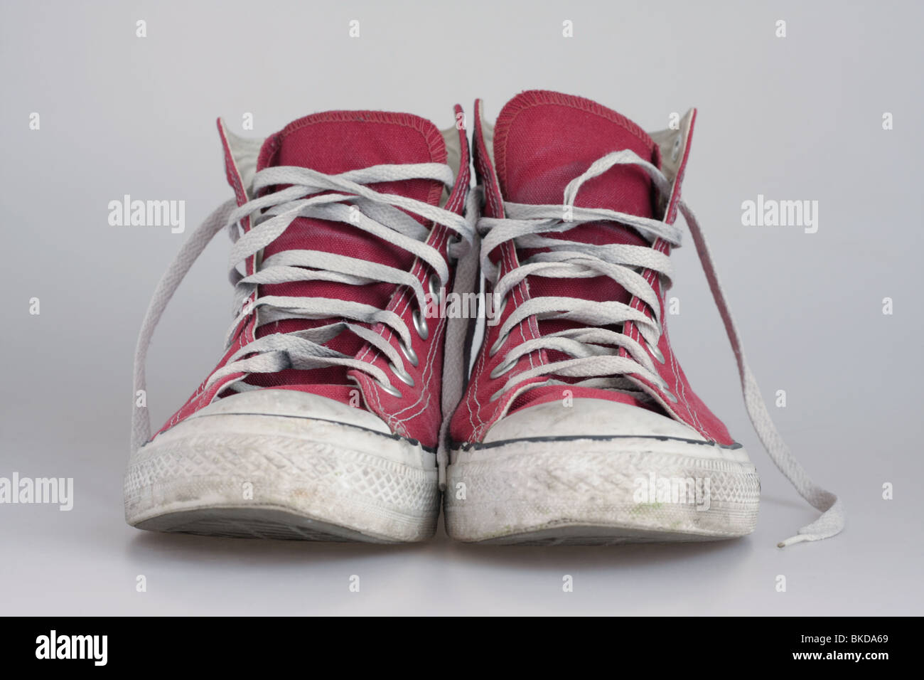 Ein paar getragen, rot Chuck Taylor Converse All Star lässigen Stiefeln. Stockfoto